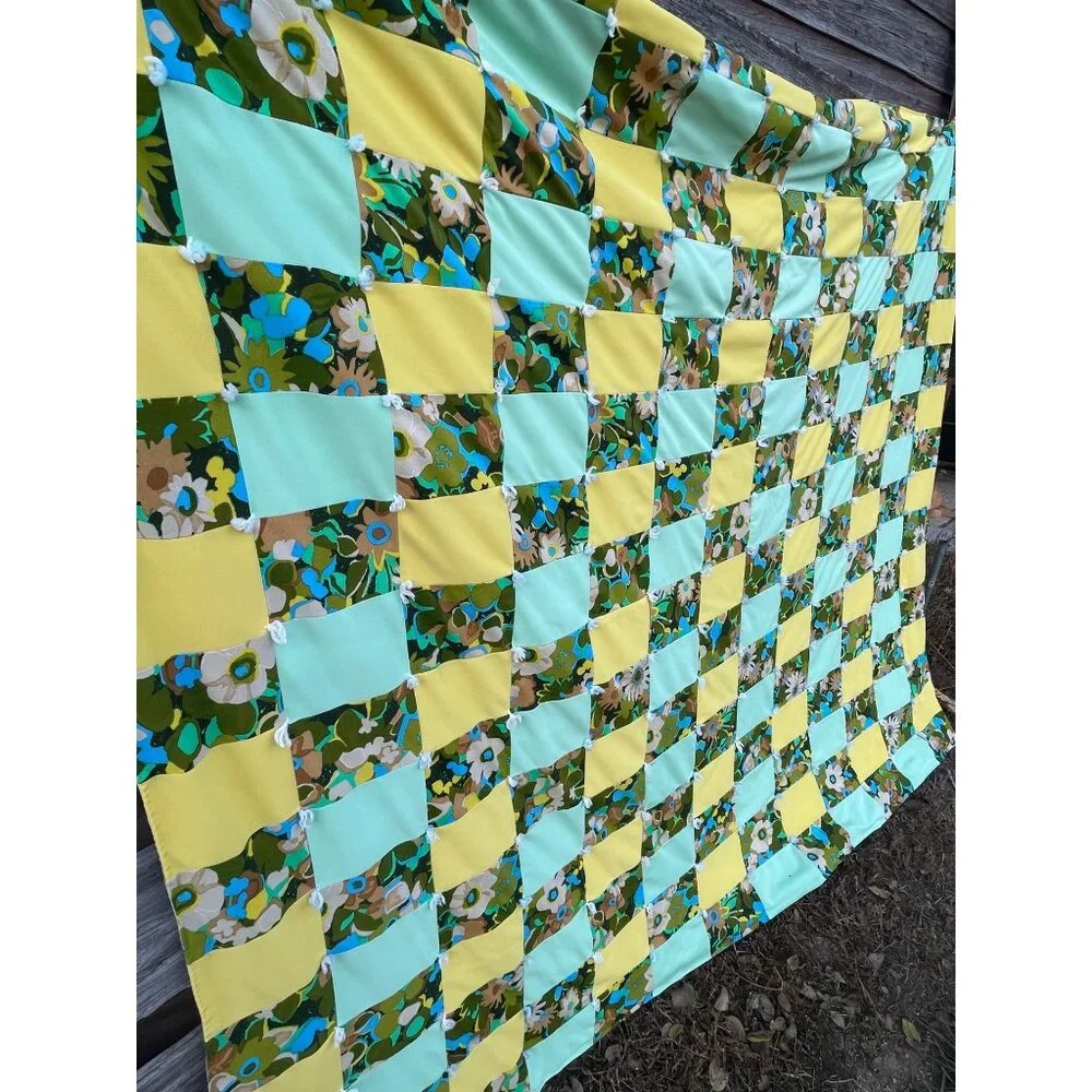 Vintage 1960s Groovy Floral Patchwork Tied Quilt 75x68" - Picture 3 of 16